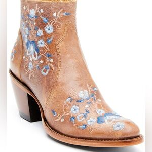 *NWT* Shyanne Embroidered Ankle Boots 💙🤎🤍